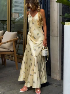 Robe longue d'été chic abricot sans manches dos nu bretelles et décolleté.