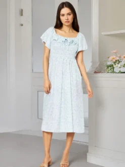 Robe longue d'été douce imprimée à fleurs col carré manches courtes et dos nu à encolure carrée.