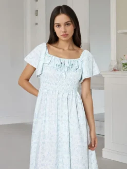 Robe longue d'été douce imprimée à fleurs col carré manches courtes et dos nu à encolure carrée.