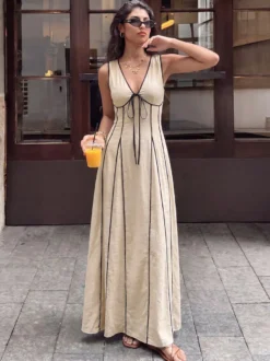 Robe longue d'été fluide à col en V sans manches bicolore chic à lacets idéale pour les vacances.