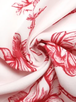 Robe longue d'été fluide à imprimé floral blanc et rouge pour femme col carré bretelles à nouer idéale pour la plage.