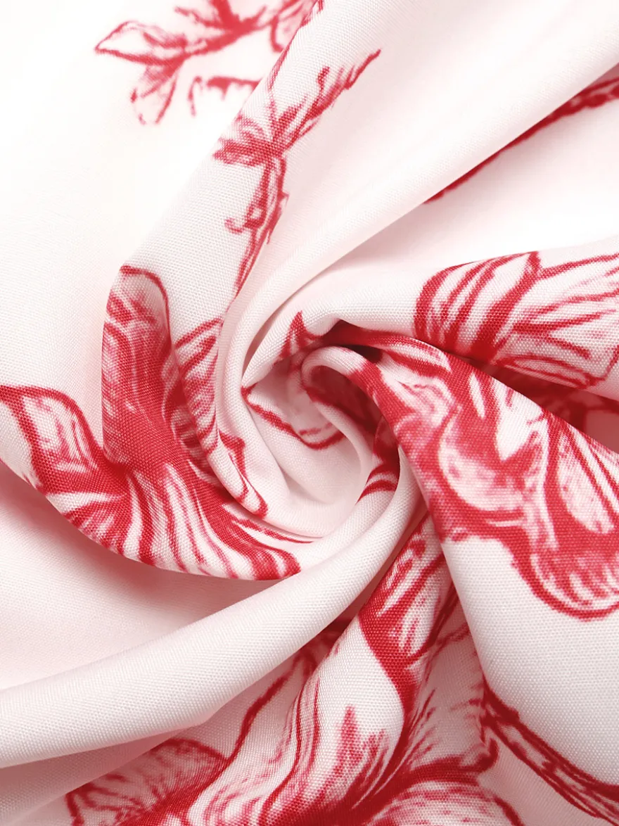 Robe longue d'été fluide à imprimé floral blanc et rouge pour femme col carré bretelles à nouer idéale pour la plage.