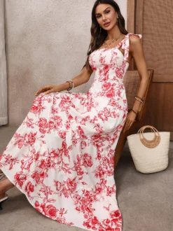 Robe longue d'été fluide à imprimé floral blanc et rouge pour femme col carré bretelles à nouer idéale pour la plage.