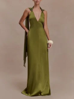 Robe longue en satin dos nu à col halter et fente sirène