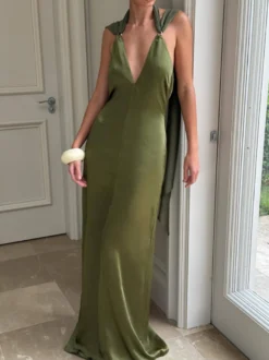 Robe longue en satin dos nu à col halter et fente sirène