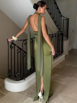 Robe longue en satin dos nu à col halter et fente sirène
