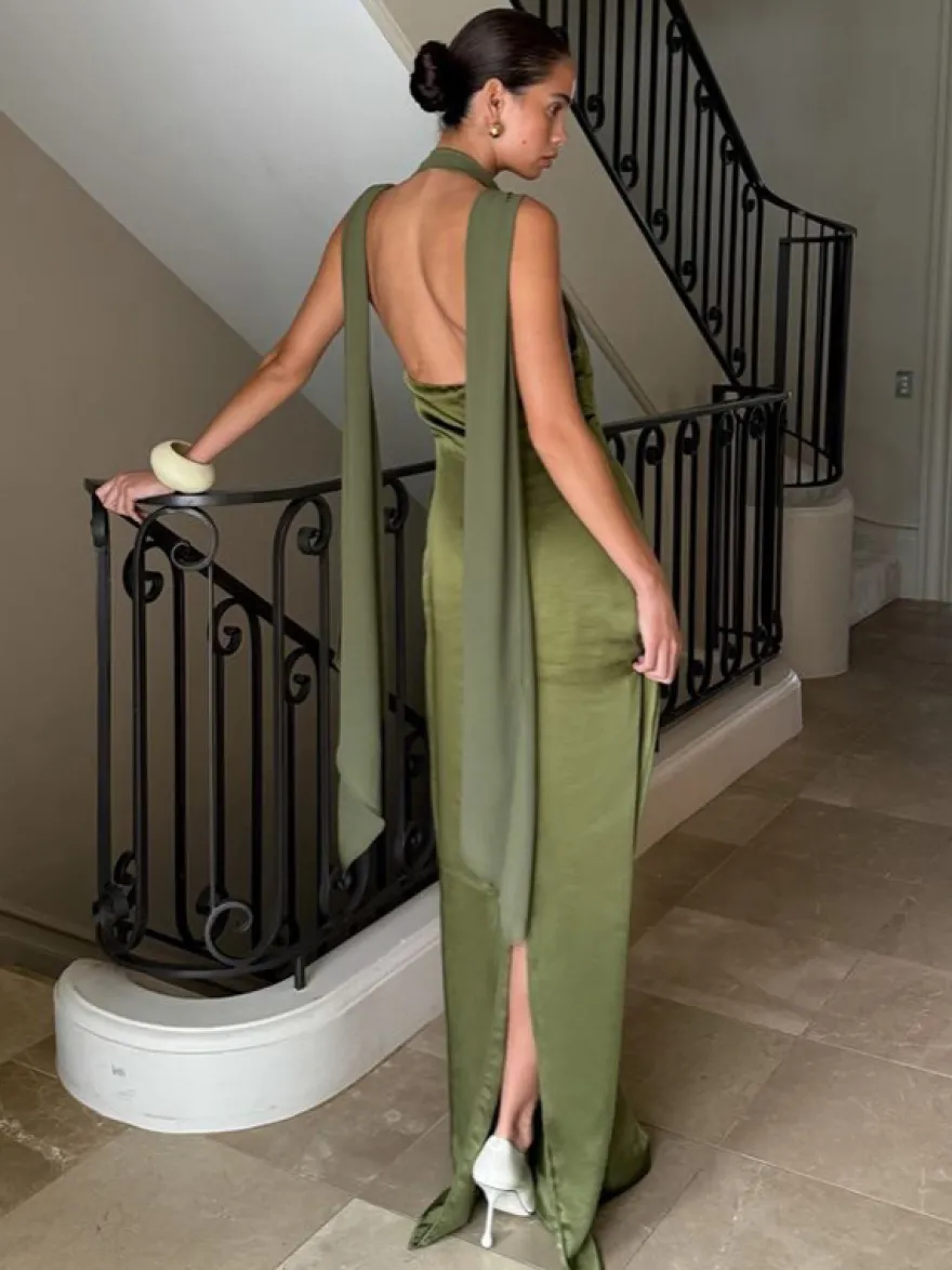 Robe longue en satin dos nu à col halter et fente sirène