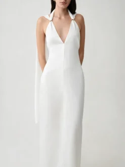 Robe longue en satin dos nu à col halter et fente sirène