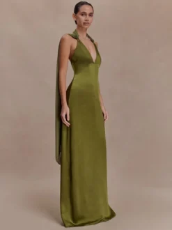 Robe longue en satin dos nu à col halter et fente sirène