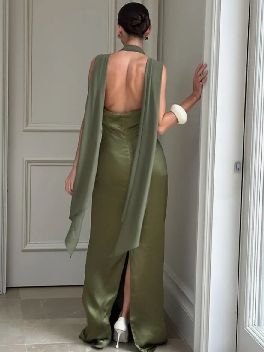 Robe longue en satin dos nu à col halter et fente sirène