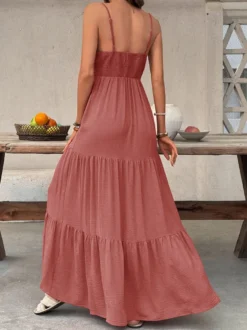 Robe longue fluide à bretelles spaghetti et col en V sans manches couleur rose poudré idéale pour l'été et la plage.