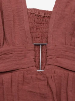 Robe longue fluide à bretelles spaghetti et col en V sans manches couleur rose poudré idéale pour l'été et la plage.