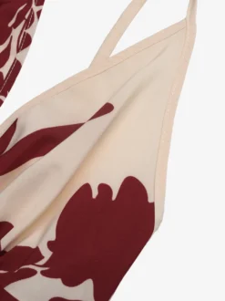 Robe longue fluide à bretelles spaghetti imprimé floral crème bordeaux décolleté en V profond idéale pour l'été et la plage.
