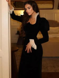 Robe longue élégante en velours noir avec détails en dentelle manches longues pour femme collection printemps 2026