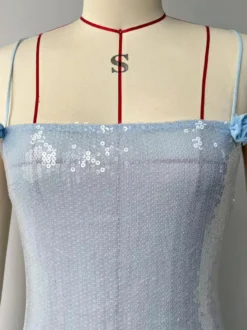 Robe longue moulante transparente à sequins bleus avec fente haute à volants 2026