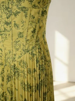 Robe longue plissée à bretelles spaghetti et imprimé vintage
