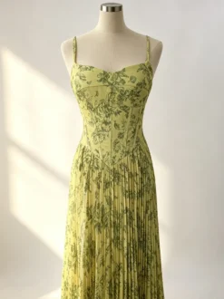 Robe longue plissée à bretelles spaghetti et imprimé vintage