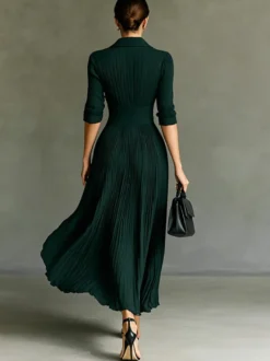 Robe longue plissée à col V et manches 3/4 corset à la taille détails de boutons coupe fluide.