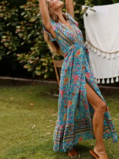Robe longue portefeuille bohème à fleurs - Robe longue bleue à col V et fente haute - Vacances d'été à la plage 2026