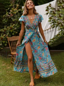 Robe longue portefeuille bohème à fleurs - Robe longue bleue à col V et fente haute - Vacances d'été à la plage 2026