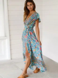 Robe longue portefeuille bohème à fleurs - Robe longue bleue à col V et fente haute - Vacances d'été à la plage 2026