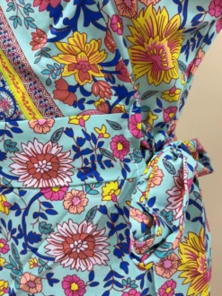 Robe longue portefeuille bohème à fleurs - Robe longue bleue à col V et fente haute - Vacances d'été à la plage 2026