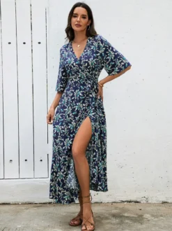Robe longue portefeuille rouge à fleurs style bohème estival légère et séduisante idéale pour la plage et les balades en ville.