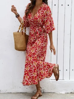 Robe longue portefeuille rouge à fleurs style bohème estival légère et séduisante idéale pour la plage et les balades en ville.