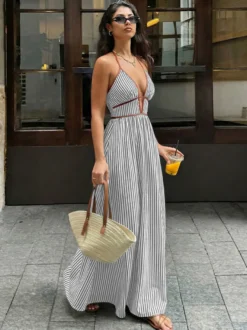 Robe longue rayée dos nu à décolleté plongeant style bohème chic idéale pour la plage ou la ville.