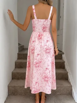Robe longue rose chic à imprimé floral dos nu lacée à volants et sans manches ornée de fleurs et de décolleté épaules dénudées idéale pour un rendez-vous galant.