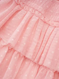 Robe longue rose élégante à manches courtes plissées et à col rond idéale pour une soirée romantique.