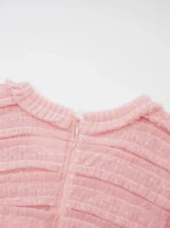Robe longue rose élégante à manches courtes plissées et à col rond idéale pour une soirée romantique.