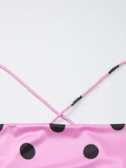 Robe longue rose à pois pour femme dos nu lacée sans manches bretelles et col montant.