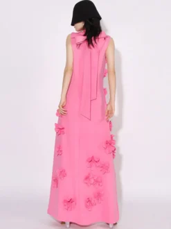 Robe longue rose sans manches ornée de fleurs en 3D