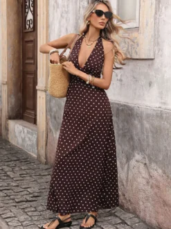 Robe longue sexy à pois et col V coupe dos nu idéale pour un look streetwear de vacances