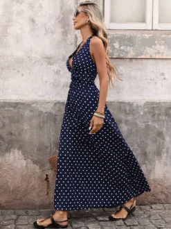 Robe longue sexy à pois et col V coupe dos nu idéale pour un look streetwear de vacances