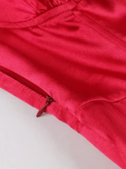 Robe longue vintage en satin à col carré et manches bouffantes dos lacé rouge et bleu marine.