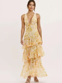 Robe longue à volants superposés et imprimé floral avec décolleté en V profond et dos ouvert 2026