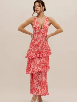 Robe longue à volants superposés et imprimé floral avec décolleté en V profond et dos ouvert 2026