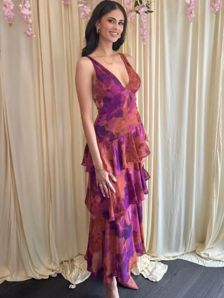 Robe longue à volants superposés et imprimé floral avec décolleté en V profond et dos ouvert 2026