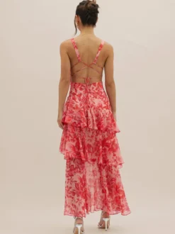 Robe longue à volants superposés et imprimé floral avec décolleté en V profond et dos ouvert 2026