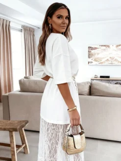 Robe maxi chic en dentelle noire à manches courtes et col rond sans taille idéale pour tous les jours.