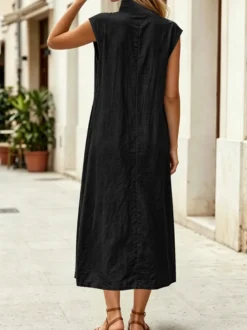 Robe maxi en lin sans manches à col montant et décolleté en V fente latérale coupe ample idéale pour les vacances.