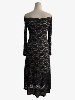 Robe maxi moulante à épaules dénudées manches longues et dentelle collection femme 2026