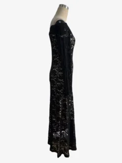 Robe maxi moulante à épaules dénudées manches longues et dentelle collection femme 2026