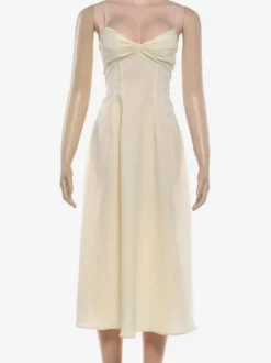Robe maxi sans manches à bretelles col montant taille haute dos nu plissée couleur abricot.