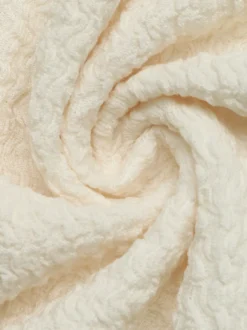 Robe maxi texturée à col carré et manches longues ornée d'une boucle torsadée à la taille fendue et moulante idéale pour une soirée en amoureux.