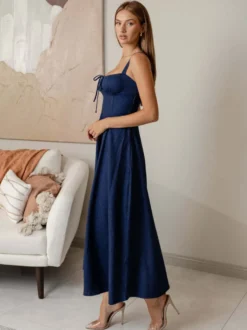 Robe midi bleu marine à bretelles spaghetti et col carré pour femme élégance classique