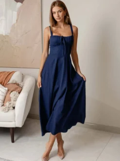 Robe midi bleu marine à bretelles spaghetti et col carré pour femme élégance classique