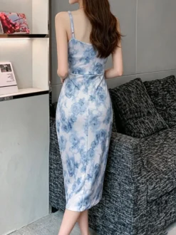 Robe midi d'été à imprimé floral bretelles spaghetti col carré et fente froncée idéale pour une soirée en amoureux.